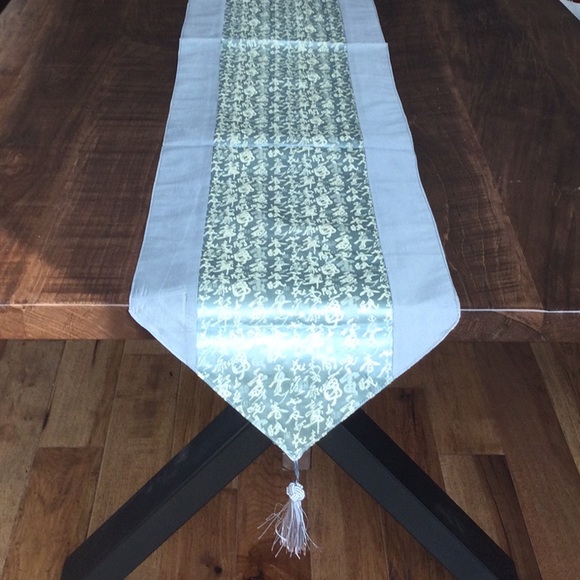 Table Runner NWT Grey on edges and silver in middle. - Picture 1 of 7